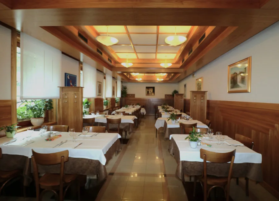 Una sala della Trattoria Blanch con tavoli apparecchiati